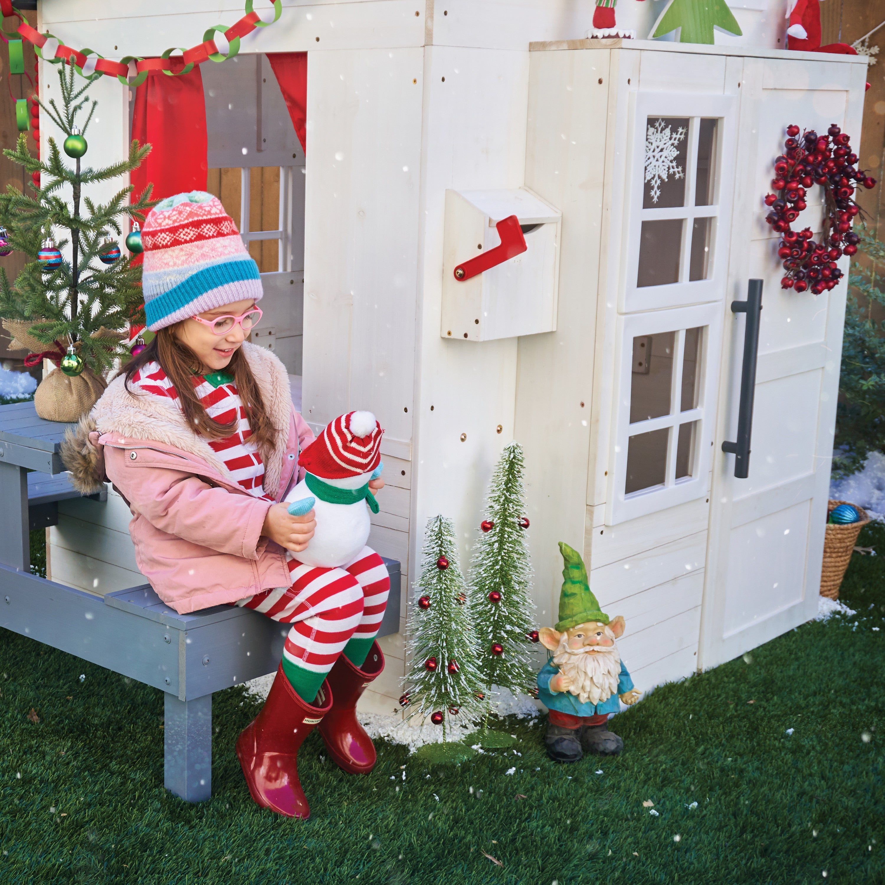 KidKraft Modern houten kinder speelhuis voor buiten - 158 cm hoog - met kinderkeuken, brievenbus en grill set – houten speeltuinhuis