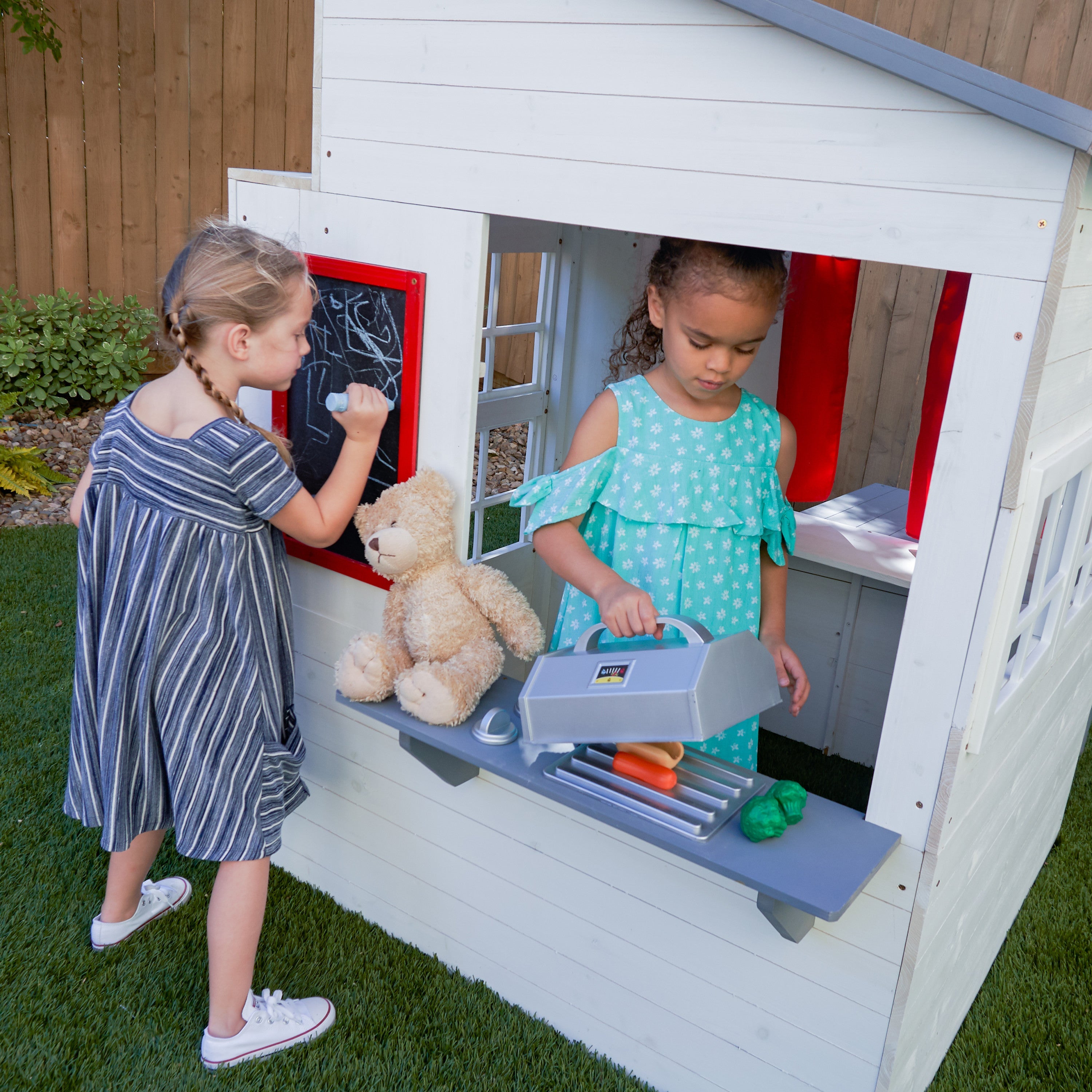 KidKraft Modern houten kinder speelhuis voor buiten - 158 cm hoog - met kinderkeuken, brievenbus en grill set – houten speeltuinhuis