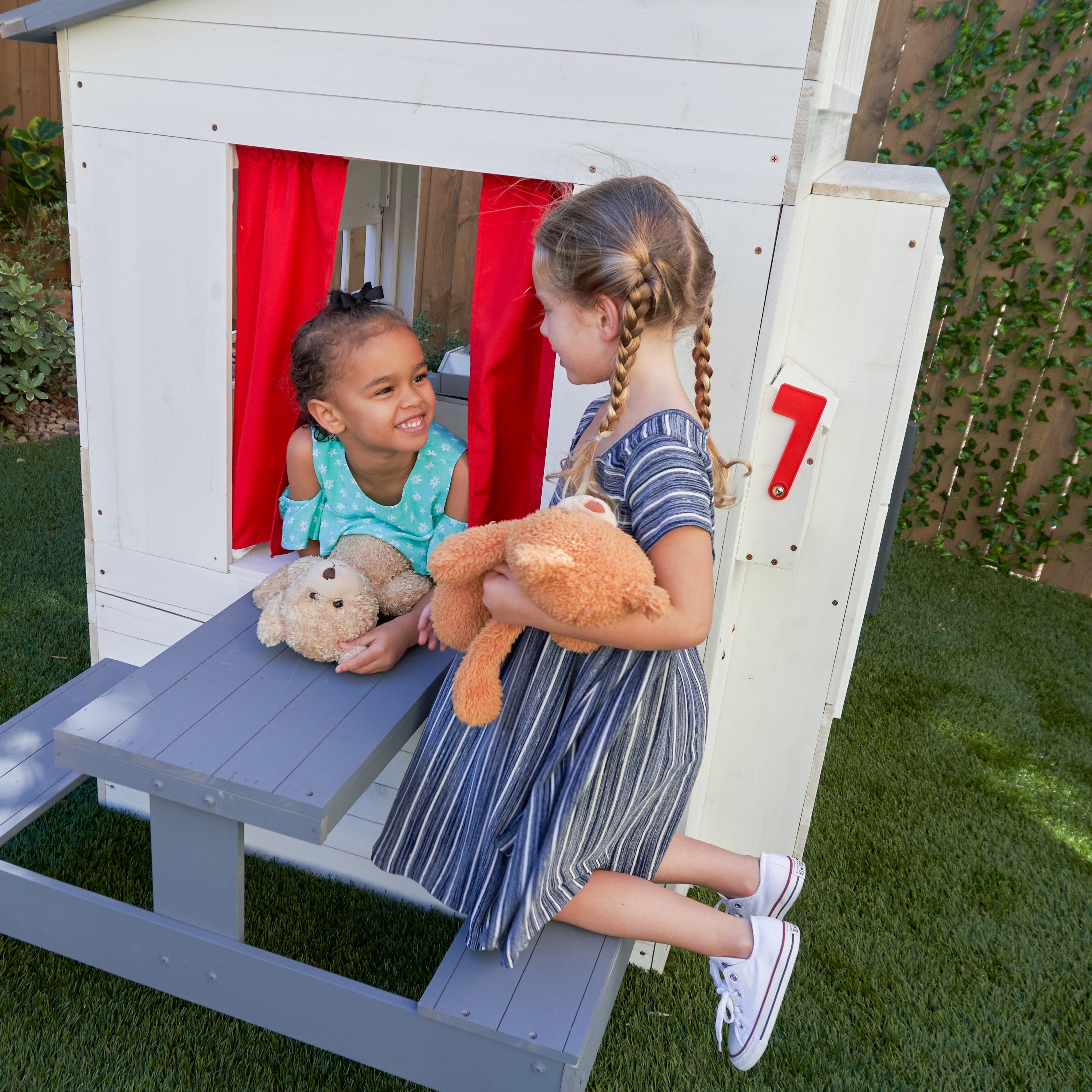 KidKraft Modern houten kinder speelhuis voor buiten - 158 cm hoog - met kinderkeuken, brievenbus en grill set – houten speeltuinhuis