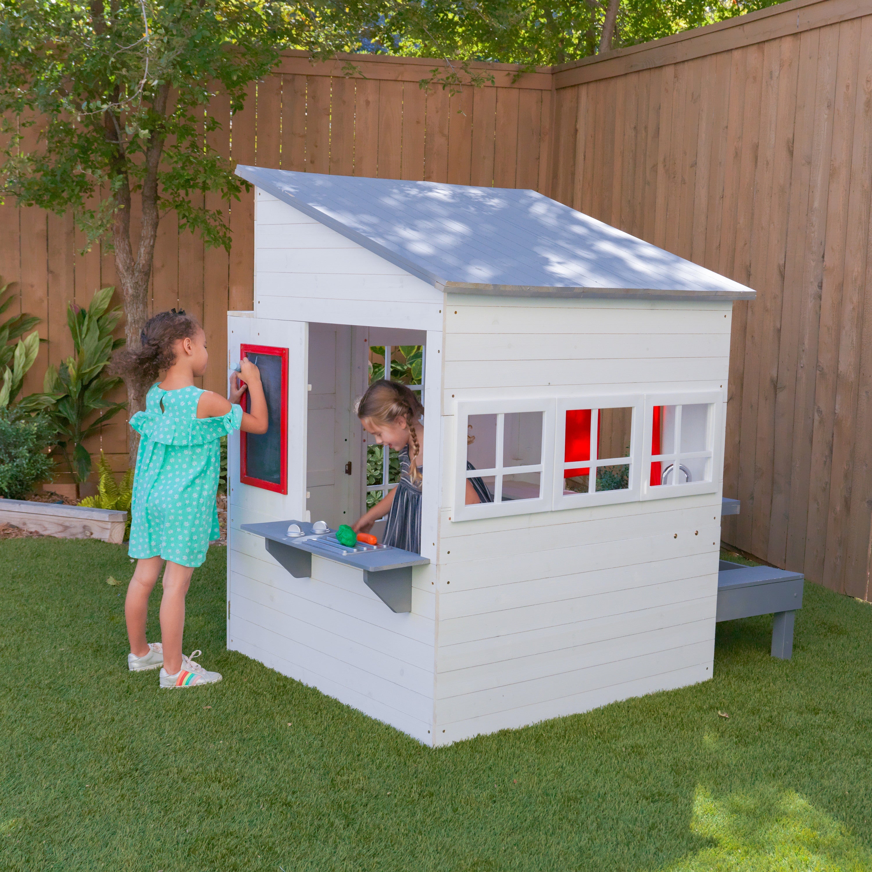 KidKraft Modern houten kinder speelhuis voor buiten - 158 cm hoog - met kinderkeuken, brievenbus en grill set – houten speeltuinhuis