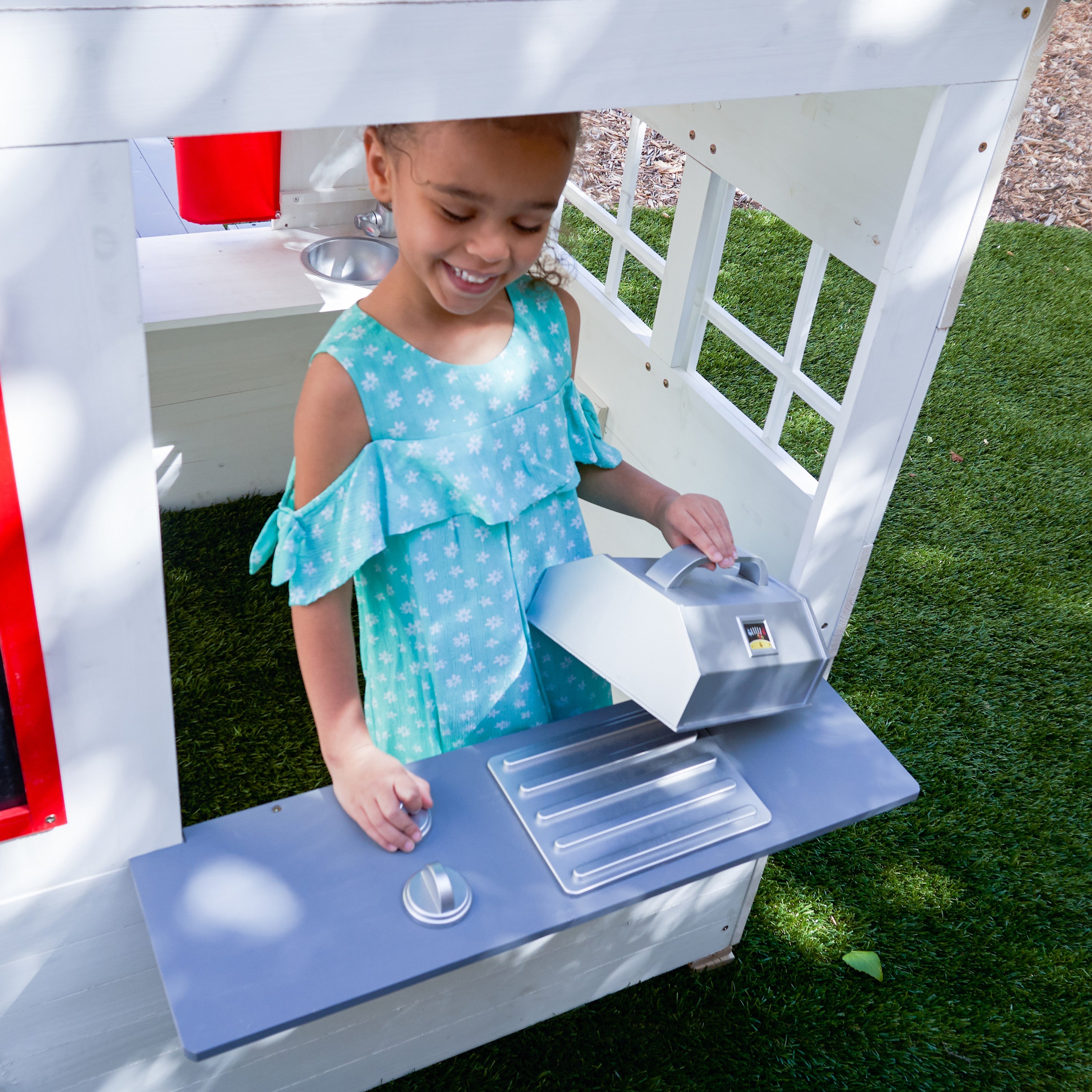 KidKraft Modern houten kinder speelhuis voor buiten - 158 cm hoog - met kinderkeuken, brievenbus en grill set – houten speeltuinhuis