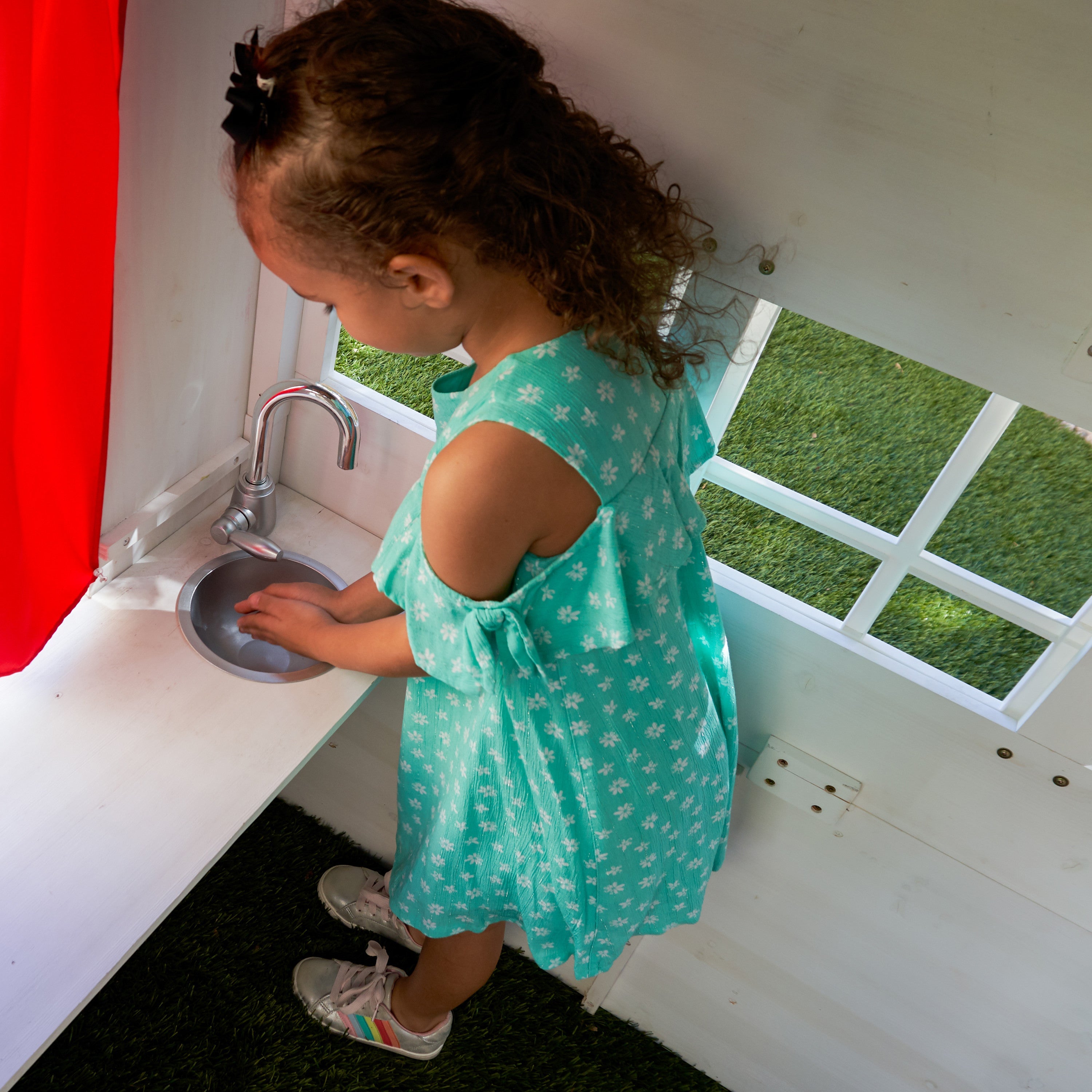 KidKraft Modern houten kinder speelhuis voor buiten - 158 cm hoog - met kinderkeuken, brievenbus en grill set – houten speeltuinhuis
