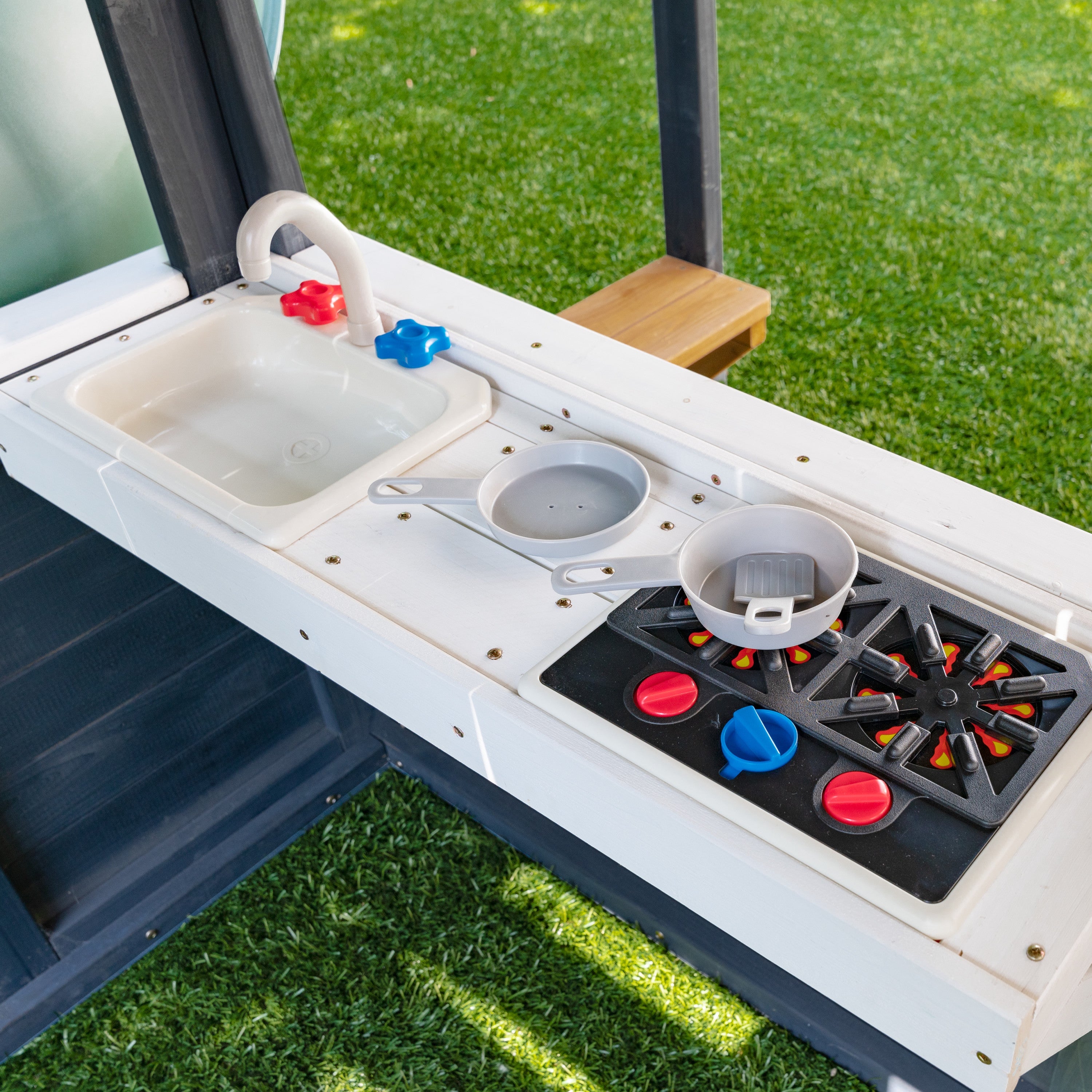 KidKraft Cozy Escape Spielturm mit Rutsche – Zweistöckiges Outdoor Klettergerüst mit Tunnelrutsche, Kletterwand & Spielküche