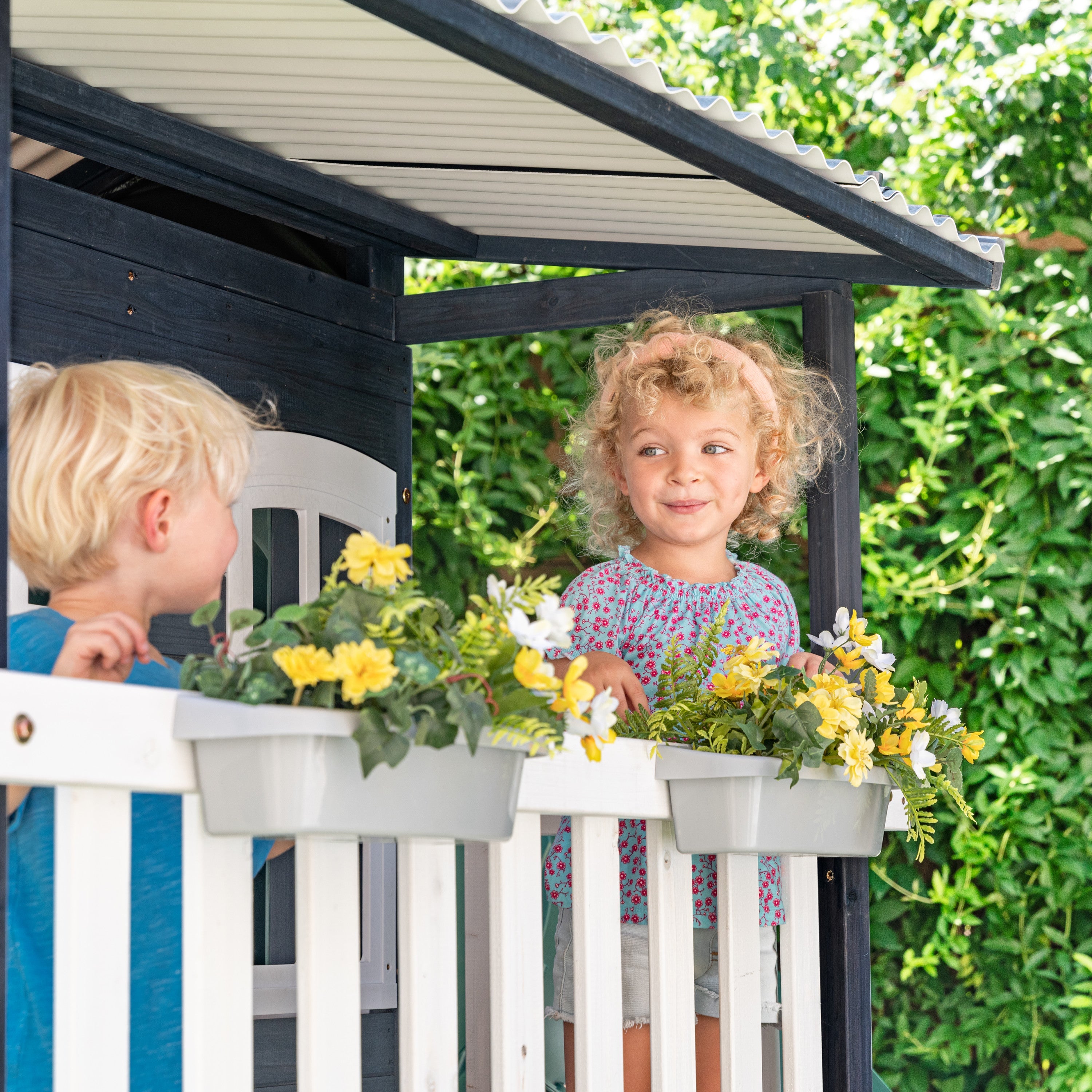 KidKraft Cozy Escape Spielturm mit Rutsche – Zweistöckiges Outdoor Klettergerüst mit Tunnelrutsche, Kletterwand & Spielküche