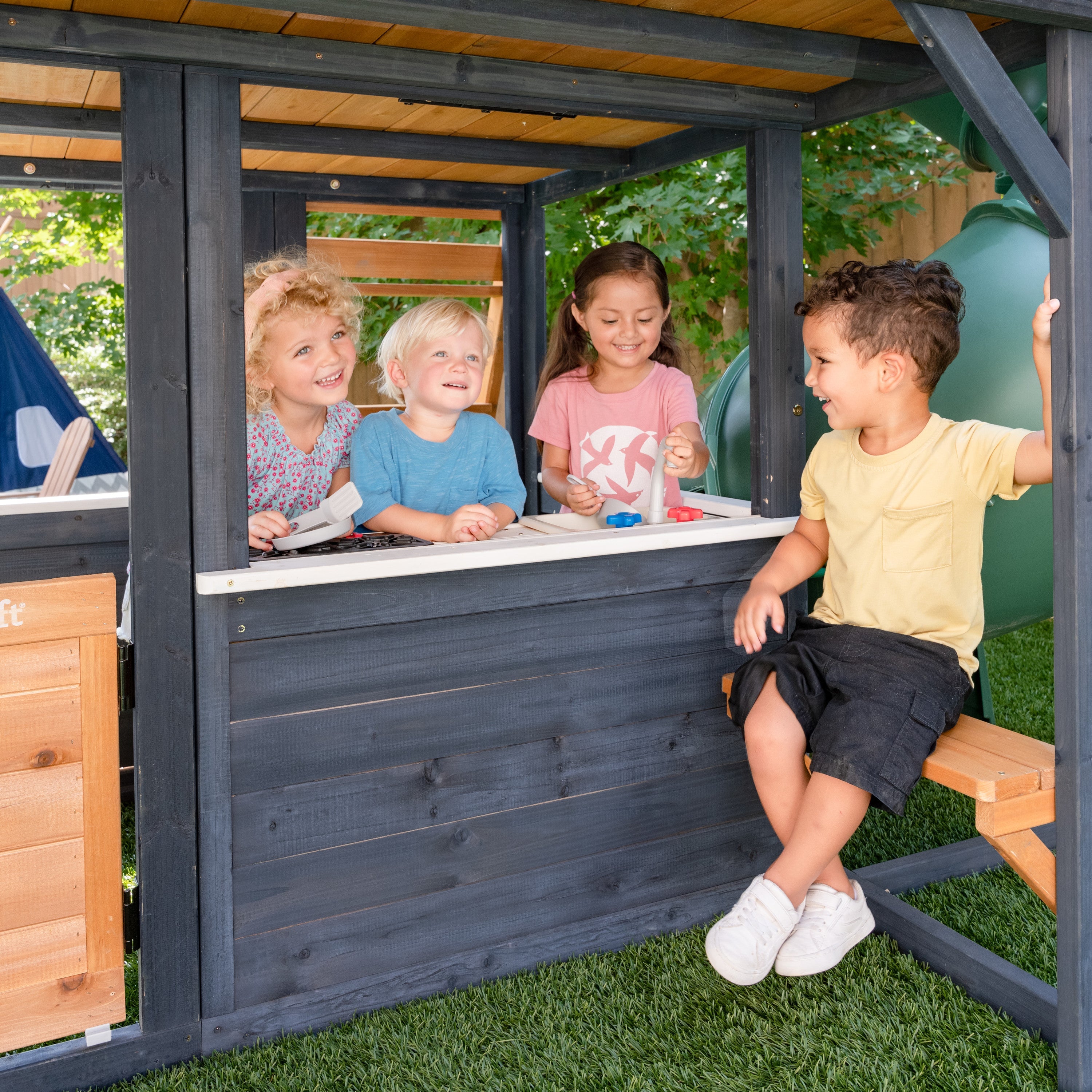KidKraft Cozy Escape Spielturm mit Rutsche – Zweistöckiges Outdoor Klettergerüst mit Tunnelrutsche, Kletterwand & Spielküche