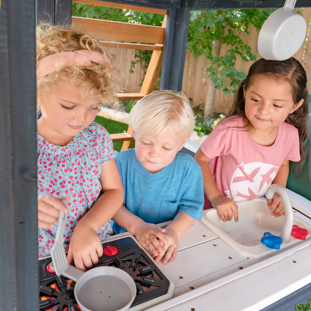 KidKraft Cozy Escape Spielturm mit Rutsche – Zweistöckiges Outdoor Klettergerüst mit Tunnelrutsche, Kletterwand & Spielküche