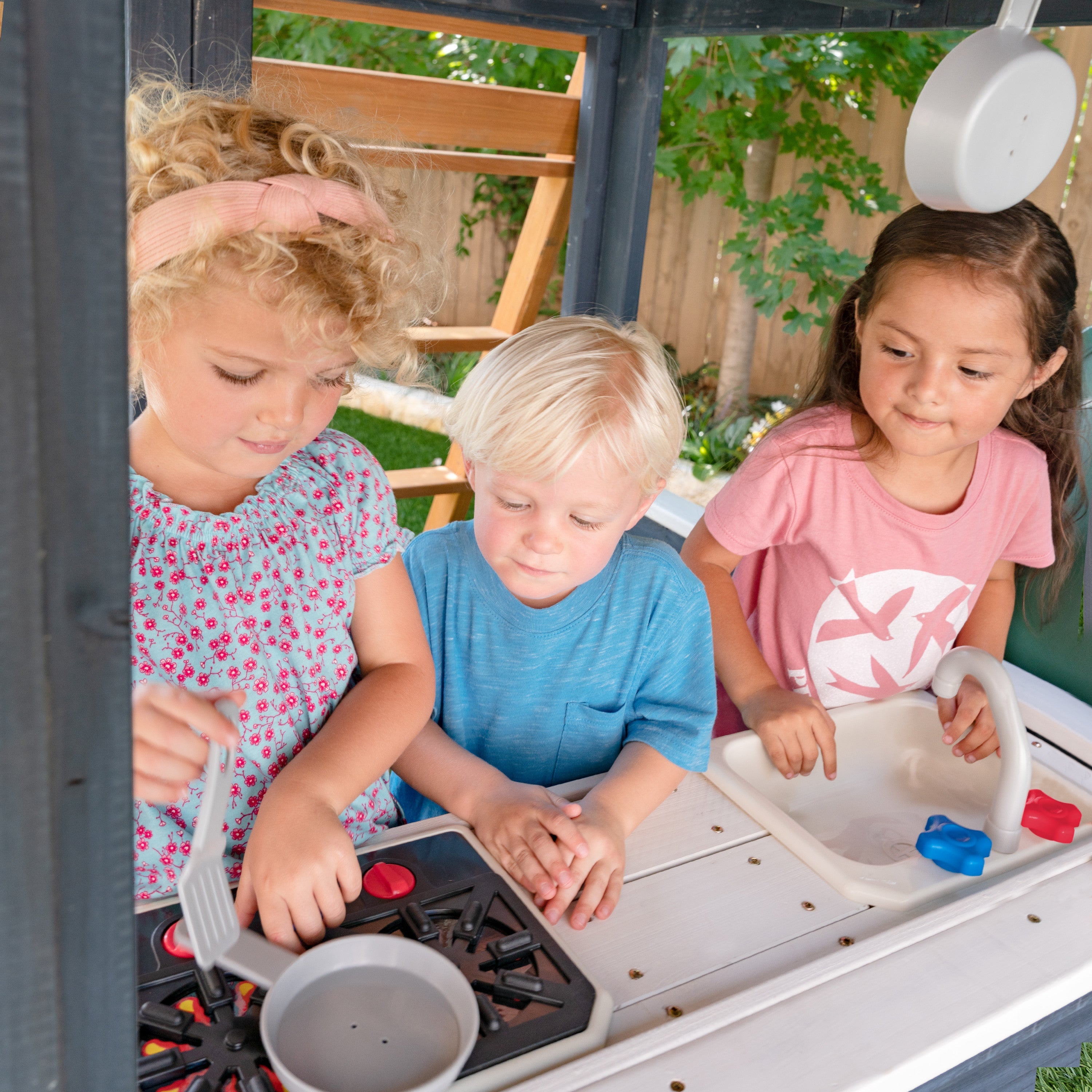 KidKraft Cozy Escape Spielturm mit Rutsche – Zweistöckiges Outdoor Klettergerüst mit Tunnelrutsche, Kletterwand & Spielküche