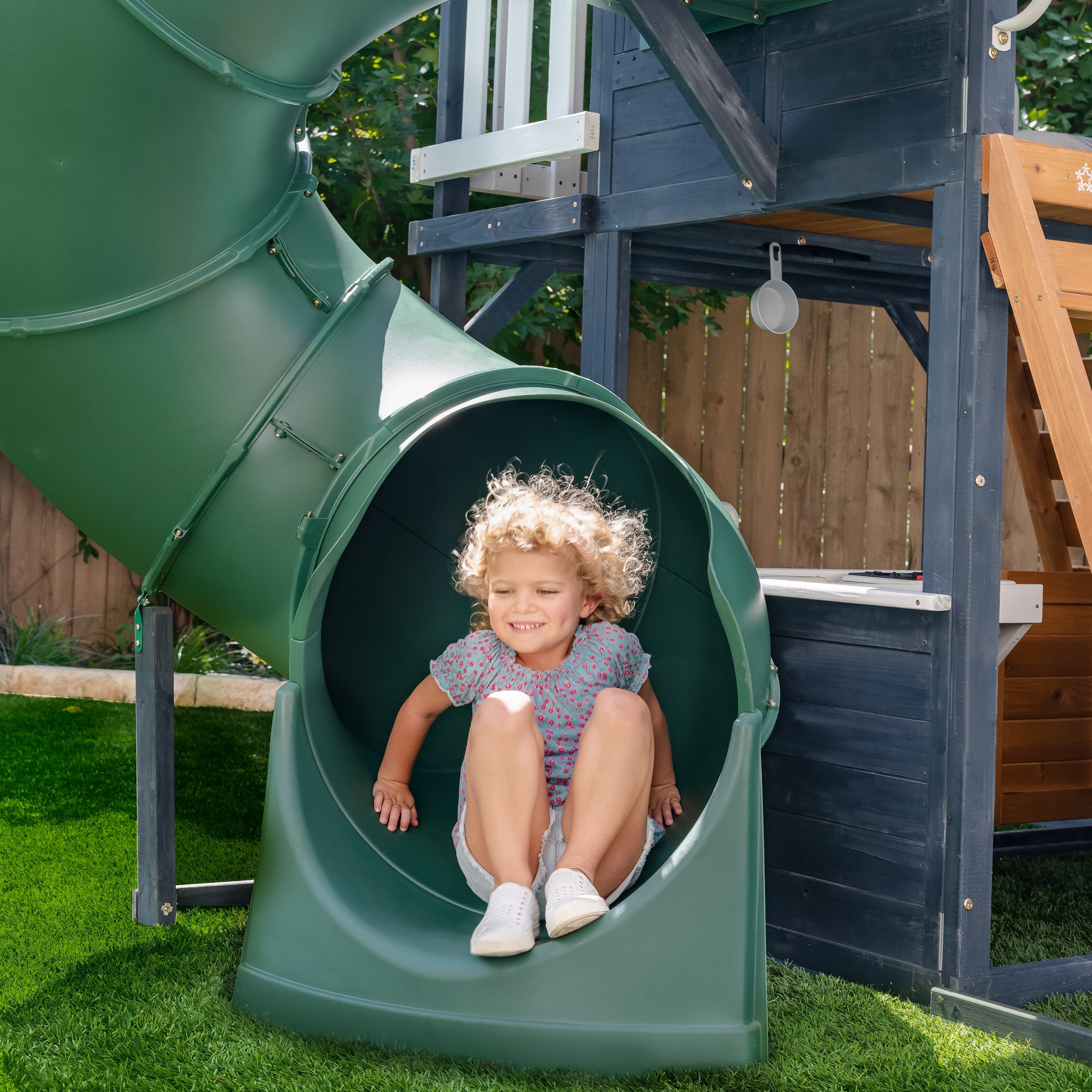 KidKraft Cozy Escape Spielturm mit Rutsche – Zweistöckiges Outdoor Klettergerüst mit Tunnelrutsche, Kletterwand & Spielküche